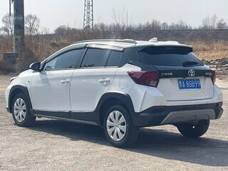 2022 Toyota Yaris IV, белый, 1195000 рублей, вид 4