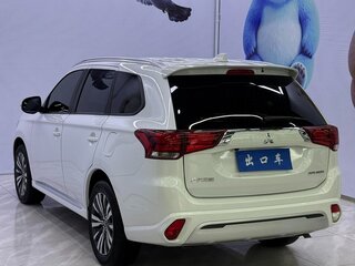 2022 Mitsubishi Outlander III Рестайлинг 3, белый, 1800000 рублей, вид 4