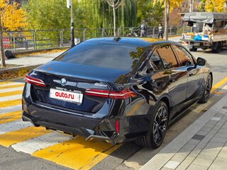 2025 BMW 5 серии 530e xDrive VIII (G60/G61/G68), чёрный, 7730000 рублей, вид 5