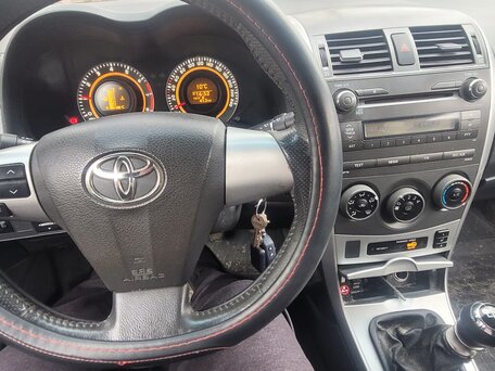 2011 Toyota Corolla X (E140, E150) Рестайлинг, чёрный, 900000 рублей, вид 4