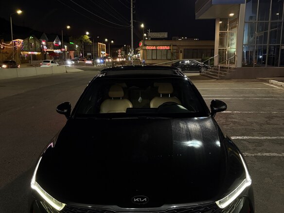2020 Kia K5 III, чёрный, 1400000 рублей - вид 1
