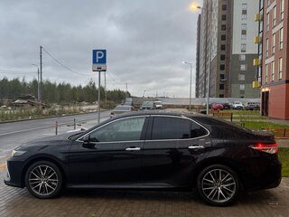 2022 Toyota Camry VIII (XV70) Рестайлинг, чёрный, 3420000 рублей, вид 4
