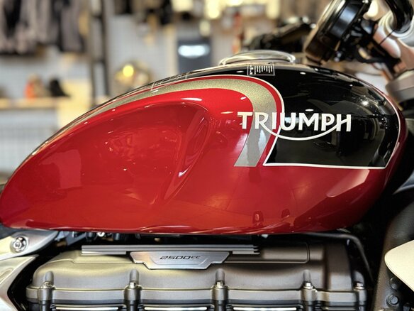 2023 Triumph Rocket 3, красный, 2990000 рублей - вид 11