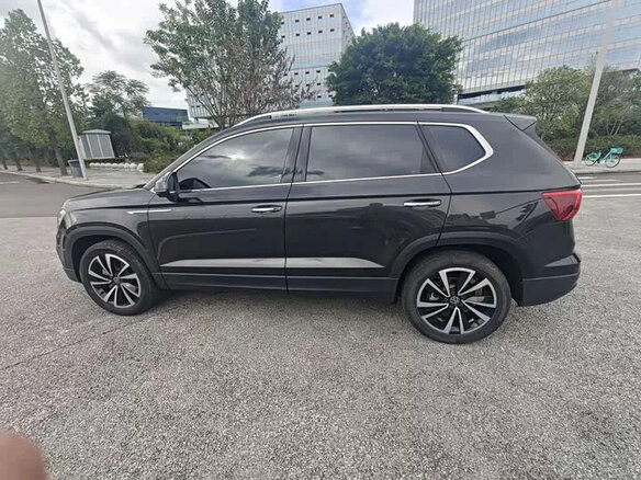 2023 Volkswagen Tharu I, коричневый, 1550000 рублей - вид 3