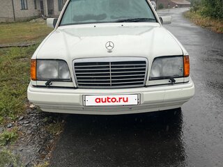 1993 Mercedes-Benz E-Класс 220 I (W124), белый, 560000 рублей, вид 3