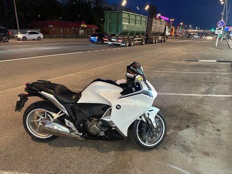 2010 Honda VFR 1200, белый, 650000 рублей, вид 1