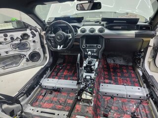 2019 Ford Mustang VI Рестайлинг, белый, 2600000 рублей, вид 4