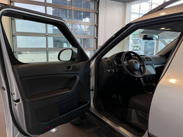 2015 Skoda Yeti I Рестайлинг, серебристый - вид 19