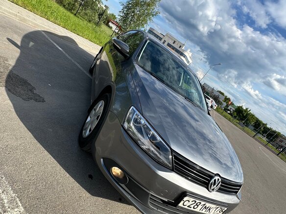 2014 Volkswagen Jetta VI Рестайлинг, серый, 900000 рублей - вид 3