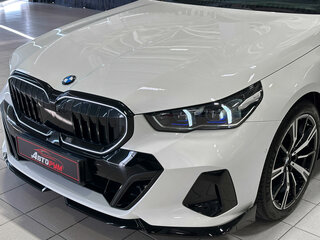 2024 BMW 5 серии 530i xDrive VIII (G60/G61/G68), белый, 7880000 рублей, вид 3
