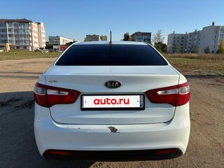 2011 Kia Rio 5-speed III, белый, 650000 рублей, вид 4