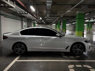 2022 BMW 5 серии 530i xDrive VII (G30/G31/G38) Рестайлинг, белый, 4770000 рублей, вид 5