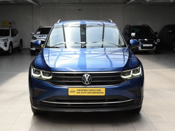 2021 Volkswagen Tiguan II Рестайлинг, синий, 2390000 рублей - вид 1