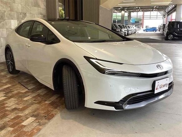 2023 Toyota Prius V (XW60), белый, 3100000 рублей