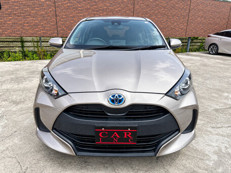 2022 Toyota Yaris IV, коричневый, 1050000 рублей, вид 2
