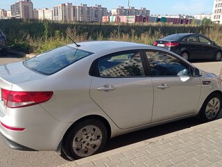 2015 Kia Rio III Рестайлинг, серебристый, 900000 рублей, вид 3