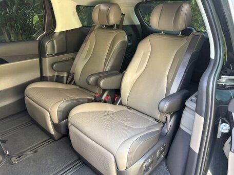 2023 Kia Carnival IV Рестайлинг, чёрный, 6323000 рублей, вид 5
