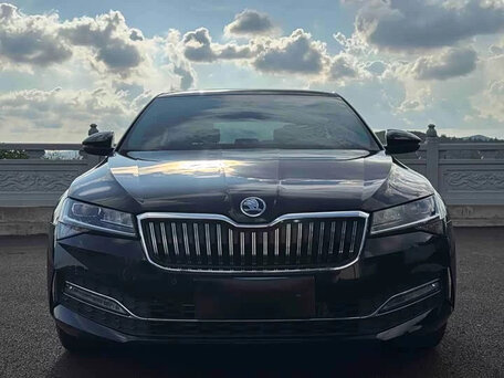 2023 Skoda Superb III Рестайлинг, чёрный, 1700000 рублей, вид 2