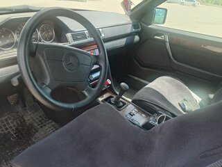 1995 Mercedes-Benz E-Класс 200 I (W124), чёрный, 1600000 рублей, вид 4