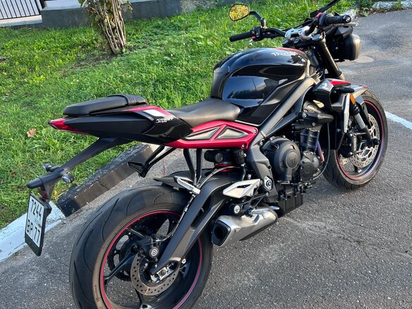 2021 Triumph Street Triple, чёрный, 975000 рублей - вид 2
