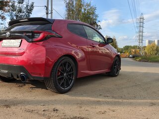 2022 Toyota Yaris IV, красный, 4500000 рублей, вид 3