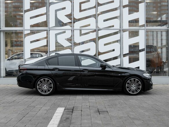 2018 BMW 5 серии 530i xDrive VII (G30/G31/G38), чёрный, 3399000 рублей - вид 4