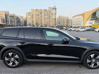 2021 Volvo V60 Cross Country II, чёрный, 4450000 рублей, вид 4