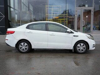 2017 Kia Rio III Рестайлинг, белый, 565000 рублей, вид 4