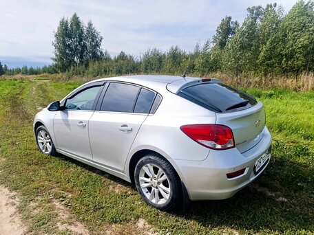 2013 Chevrolet Cruze I Рестайлинг, серебристый, 700000 рублей, вид 4