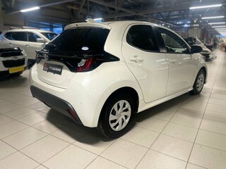 2020 Toyota Yaris IV, белый, 1309000 рублей, вид 5