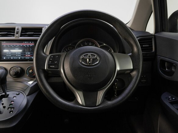 2013 Toyota Ractis II, чёрный, 790000 рублей - вид 16