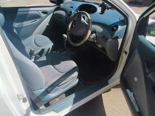2001 Toyota Vitz I (P10), белый, 285000 рублей, вид 5
