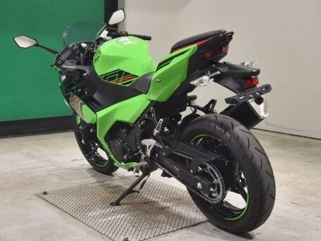 2024 Kawasaki Ninja 400, зелёный, 685000 рублей, вид 4