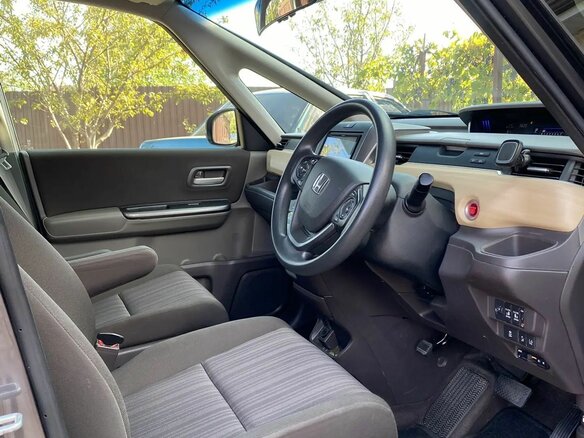 2018 Honda Freed II, серый, 1600000 рублей - вид 4