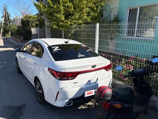 2021 Kia Rio IV Рестайлинг, белый, 1800000 рублей, вид 3