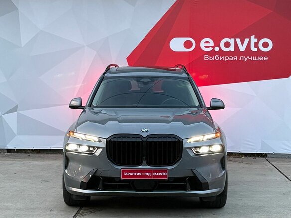 2022 BMW X7 40i I (G07) Рестайлинг, серый - вид 1