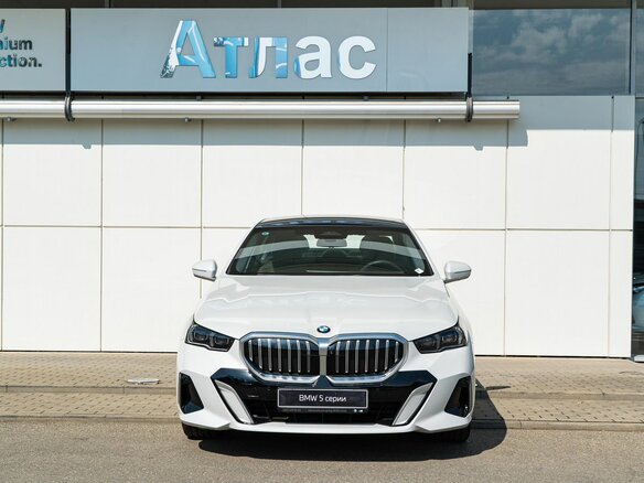 2025 BMW 5 серии Long 530Li VIII (G60/G61/G68), белый, 7290000 рублей - вид 3