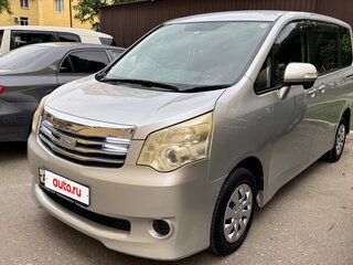 2010 Toyota Noah II (R70), серебристый, 500000 рублей, вид 1