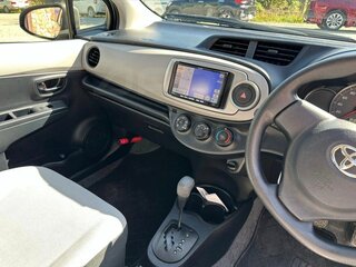 2012 Toyota Vitz III (XP130), серый, 620000 рублей, вид 3