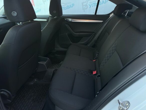 2018 Skoda Octavia III (A7) Рестайлинг, белый, 1180000 рублей - вид 13