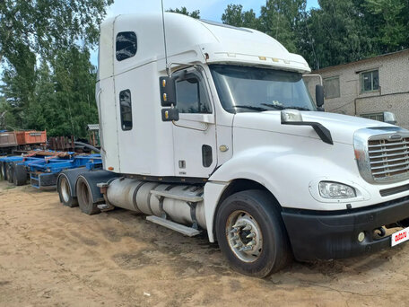 2002 Freightliner Columbia, белый, 2950000 рублей, вид 1
