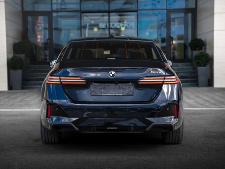 2025 BMW 5 серии 520i VIII (G60/G61/G68), чёрный, 6450000 рублей, вид 4