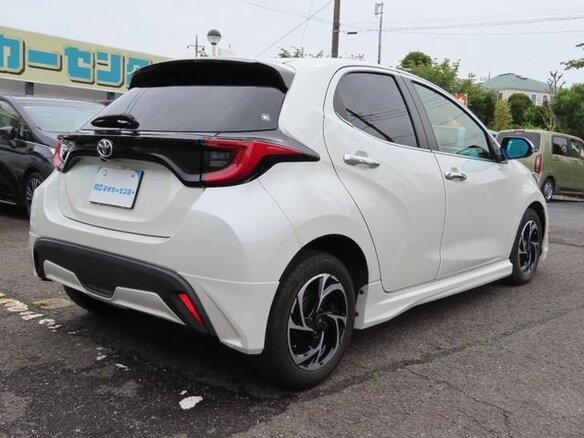 2023 Toyota Yaris IV, белый, 1150400 рублей - вид 4