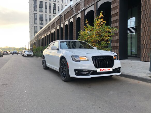 2017 Chrysler 300C II Рестайлинг, белый, 2600000 рублей - вид 1