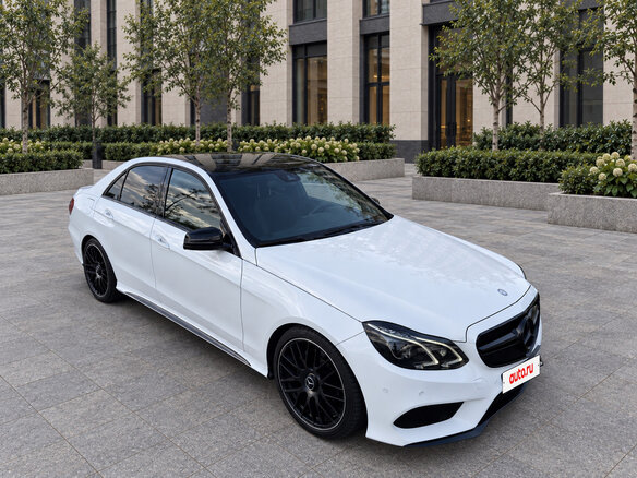 2013 Mercedes-Benz E-Класс 200 IV (W212, S212, C207) Рестайлинг, белый - вид 2