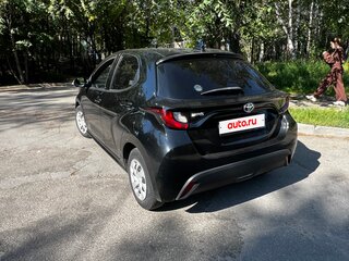 2022 Toyota Yaris IV, чёрный, 850000 рублей, вид 4