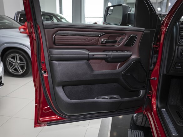 2026 Ram 1500 Crew Cab V Рестайлинг, красный - вид 8