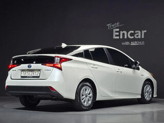 2020 Toyota Prius IV Рестайлинг (XW50), белый, 2263000 рублей, вид 4