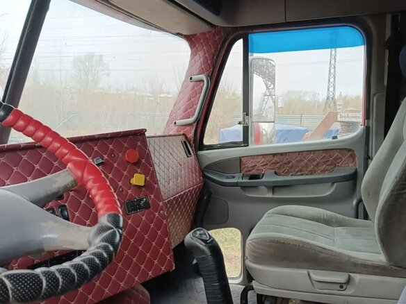 1999 Freightliner Century Class, красный, 1000000 рублей - вид 11