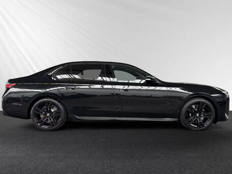 2026 BMW 7 серии 740 xDrive VII (G70) Рестайлинг, чёрный, 15100000 рублей, вид 2